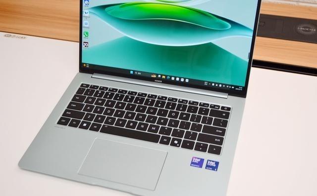 荣耀Magic6、Magic V2与AI PC路线回看。一场手机发布会，摆出直板