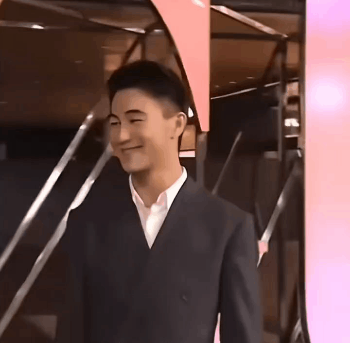 何猷君这个眼神谁懂，真的充满了爱意和欣赏！！
小说里霸道总裁看女主的深情眼神照进