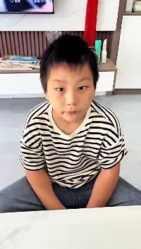 这个男孩火了！一小男孩把水杯放进书包里，结果漏水把语文书打湿了。怕被家长发现挨批