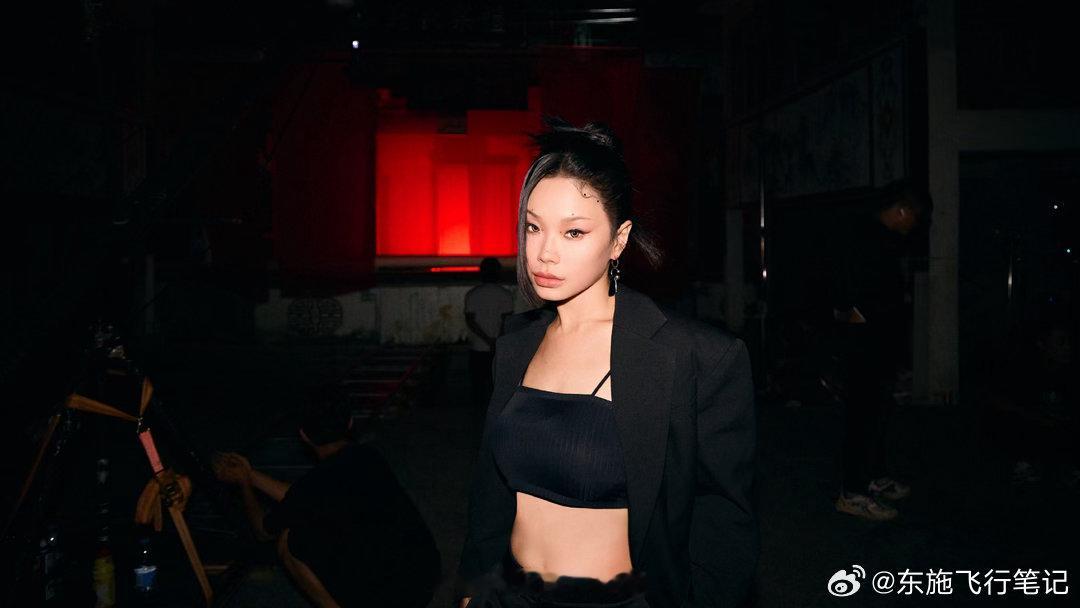 万妮达七溜八溜WAIYA舞台100分MV101分被万妮达七溜八溜WAIYA惊艳到