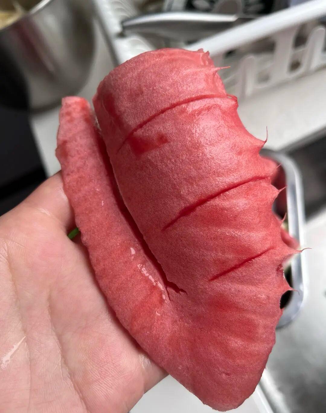 我不说，你敢信这是西瓜🍉？
太热正是吃瓜时节～好难得，现在还能买到这样的瓜～农