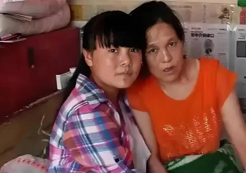 2003年，陕西一女子从破木桥摔下，造成半身瘫痪，丈夫为了还债不得不外出打工，可
