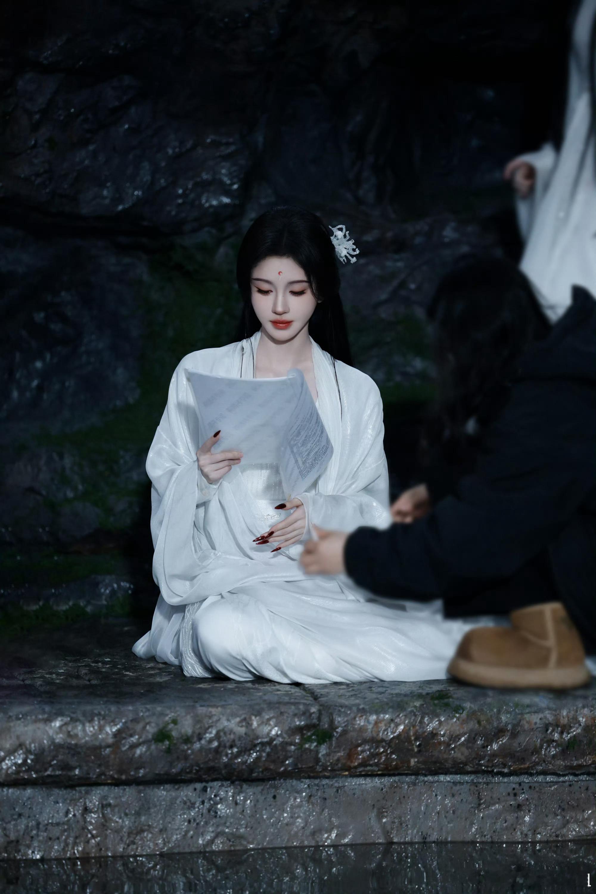 鞠婧祎发长文告别月鳞绮纪鞠婧祎发长文告别露芜衣长文不是小作文，是给“露芜衣”最郑