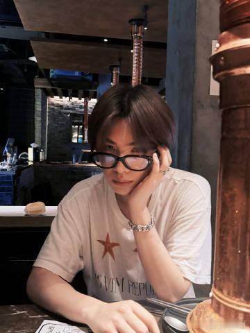 黄明昊怼脸拍的神黄明昊就这萌萌的出现怼脸镜头自带氛围感，干饭日常随性又鲜活，软萌