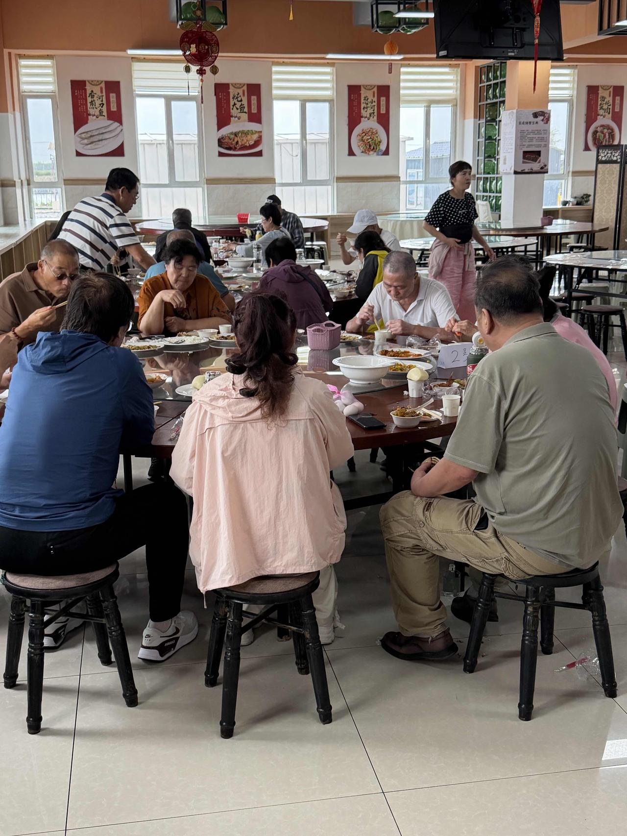 今天中午，是我们西安东北旅游团，吃的第一顿团餐。
今天，吃午饭，已经到二点了。
