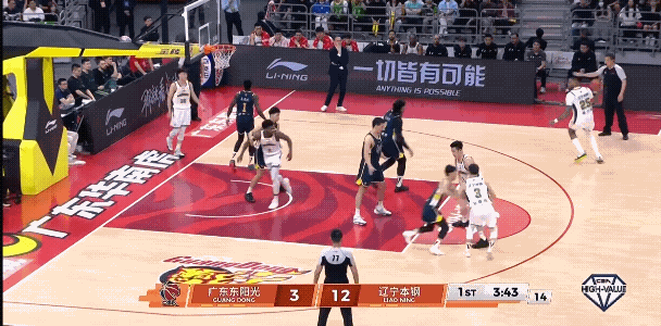 看了几场辽宁男篮的比赛，感觉如今莫兰德成了组织中锋，除了自己能得分拿篮板，还能策