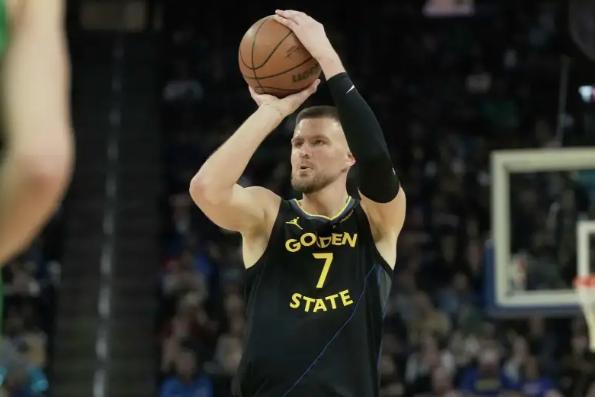 勇士队的核心锋线依旧出战成疑！这不，根据知名美媒的爆料：虽然波尔津吉斯已经跟随勇