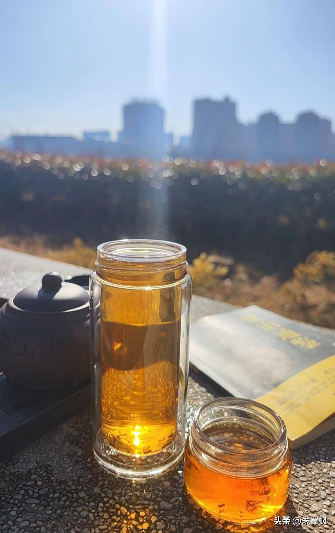 之前看到朋友圈转发一张照片，某某律师被人撕打，一身西装被人撕得半边三块，犹如一位