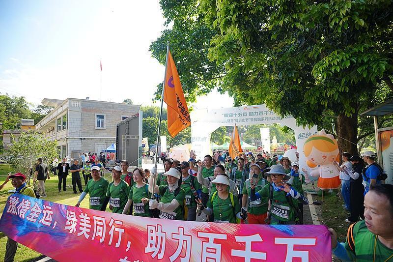 央视这一曝光太有必要了！近150人组团夜爬封禁的北京东灵山，3个领队带150人，