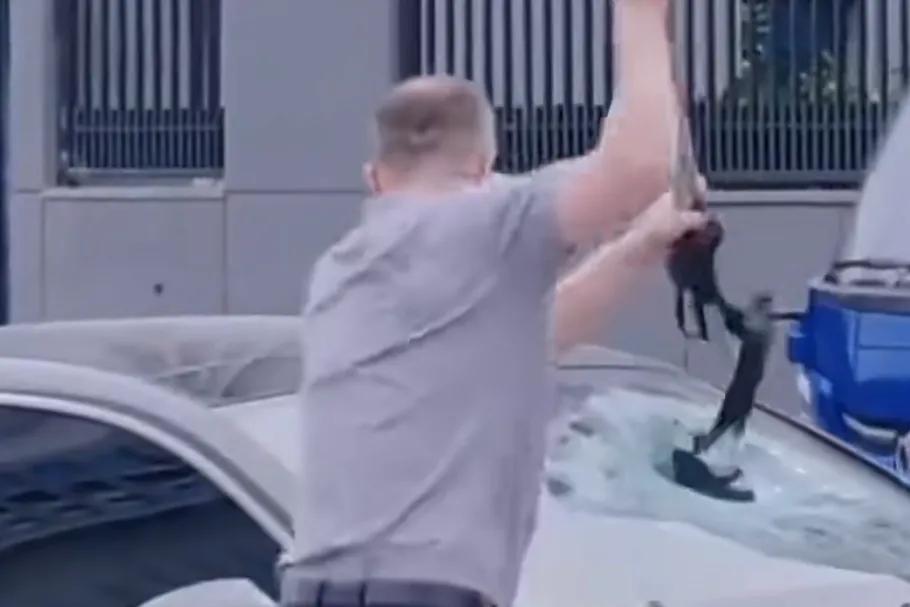 只因奥迪车主按了两下喇叭催了老人，老人拿起棍子捅坏车子挡风玻璃被捅出两个大窟窿！