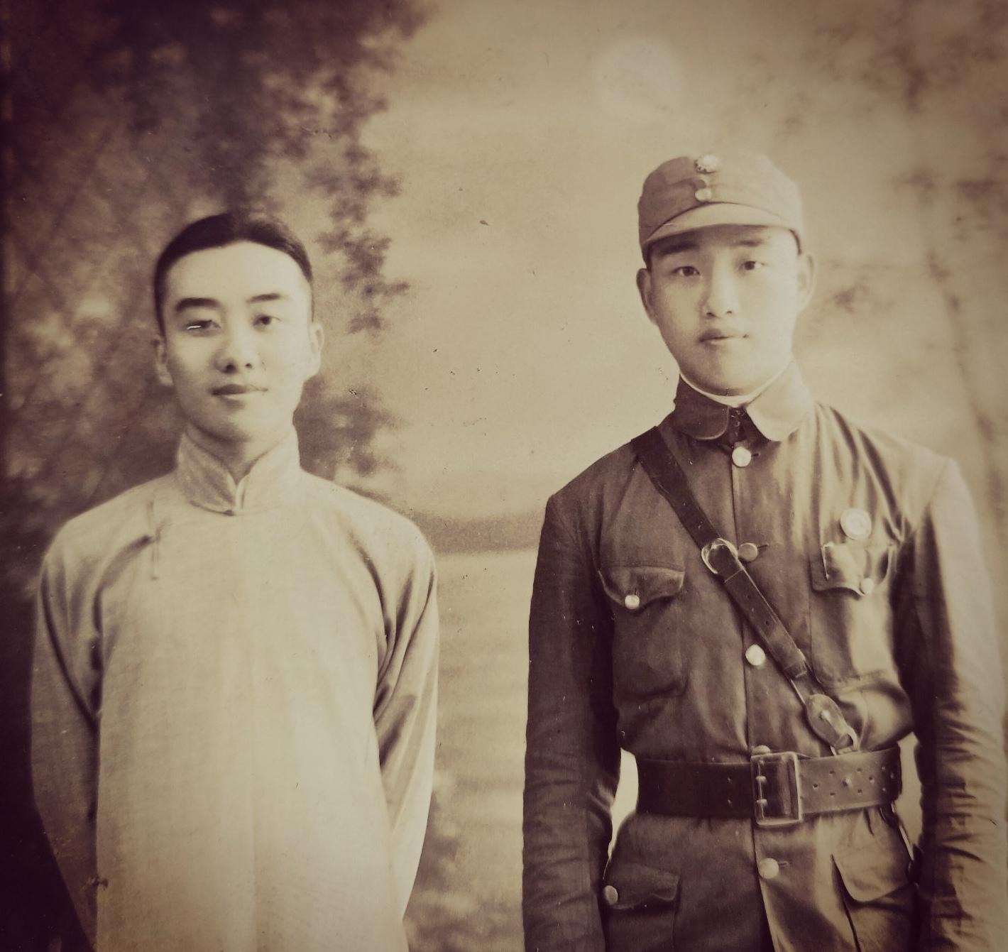 千秋碧血继炎黄！ 这是俩兄弟的合影。左边的哥哥名叫李存义，是新四军湘北...