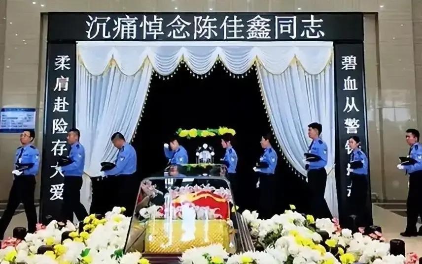 这位女民警年仅30岁，1996年出生，6月18日，接到群众报警称有人轻生，她到达
