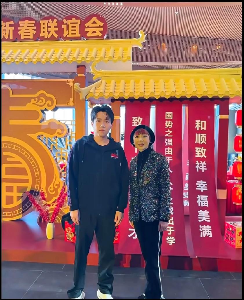 王楚钦新春联谊会上帅出新高度✨
 
咱们国乒帅哥王楚钦现身2026新春联谊会啦！