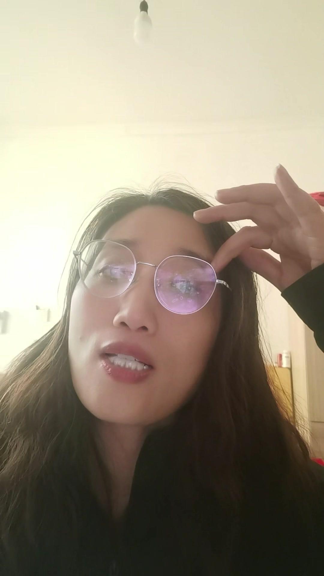 最近王石和小老婆的事在网上被炒得很热。有人说他这一生遇到两个女人，一个带来好运，