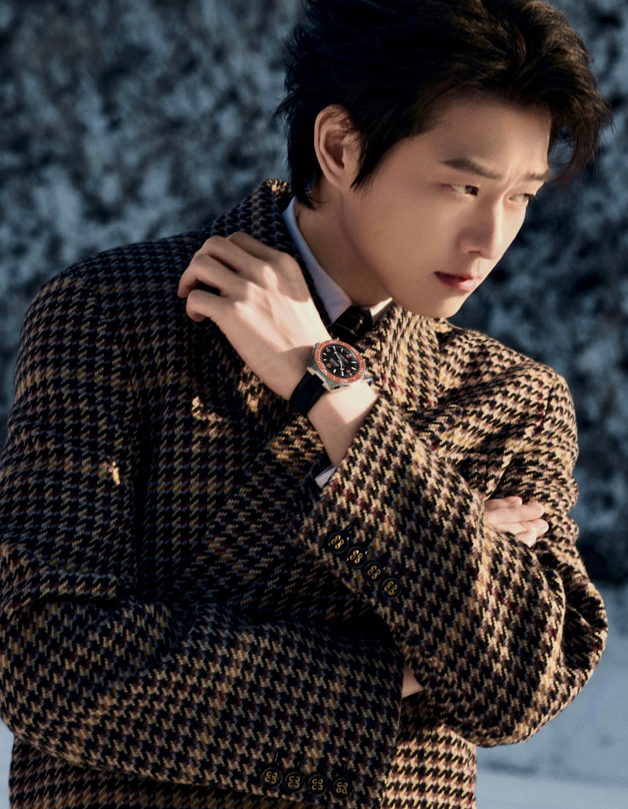 魏大勋跨年夜造型释出，老友Saint laurent+奢牌合约Omega双奢保驾