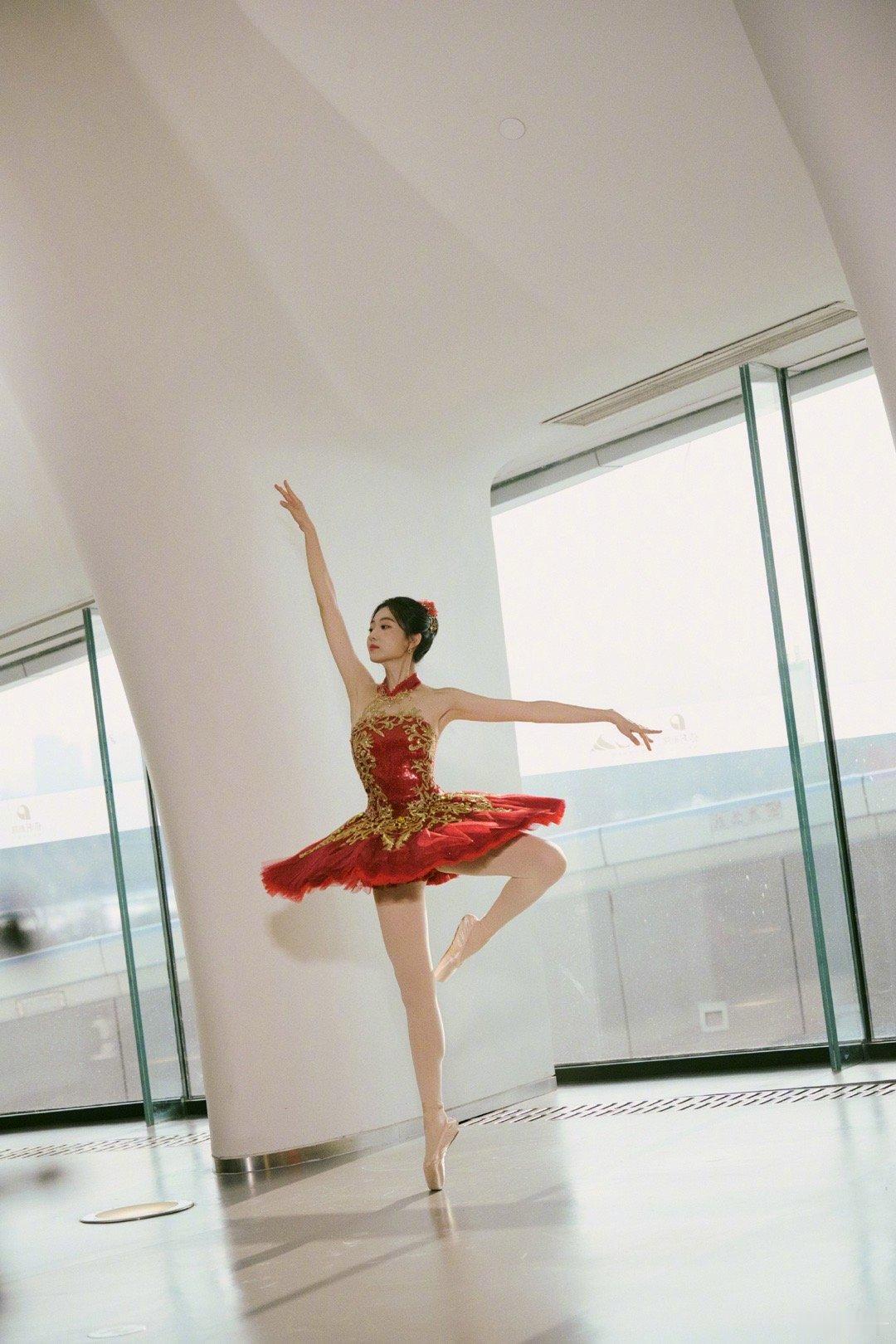 孙千红裙芭蕾 完全惊艳！镜头切到孙千起舞的手臂 隐隐还能看到💪线条真的好美丽啊