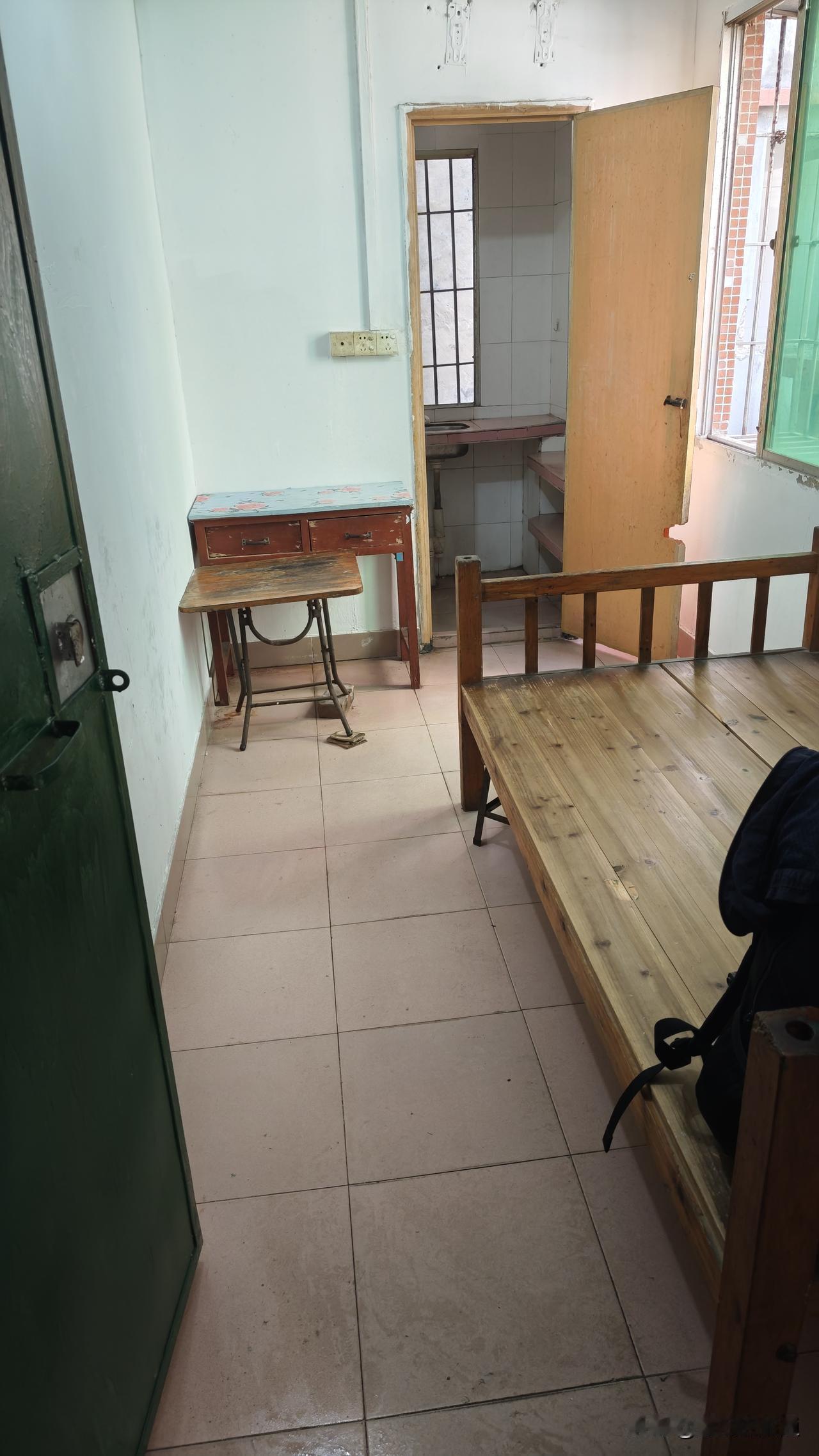 今天终于下定决心把住了快5个月的出租房给退了。锅碗瓢盆给了东北大个子，床铺其他杂