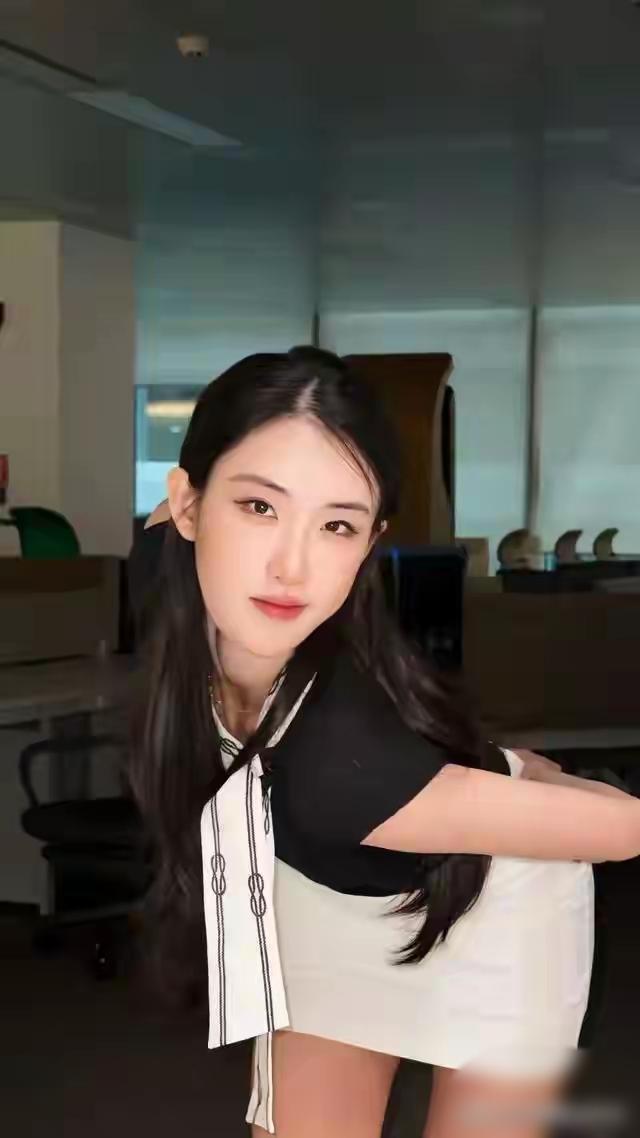 青丝拂面，笑语盈盈。