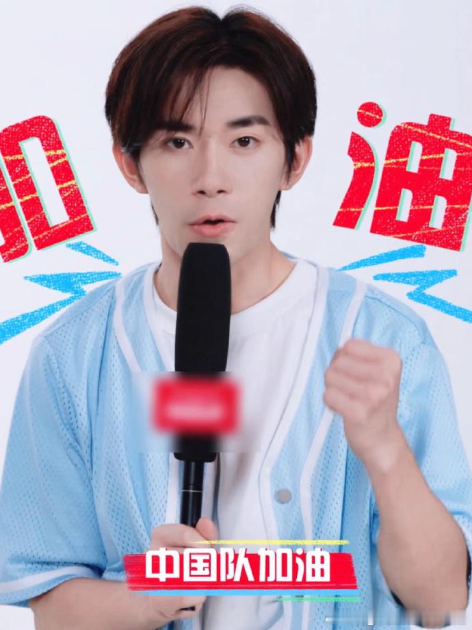 #易烊千玺最新采访截图# 易烊千玺在最新采访中状态超棒，还为巴黎奥运会健儿加油！