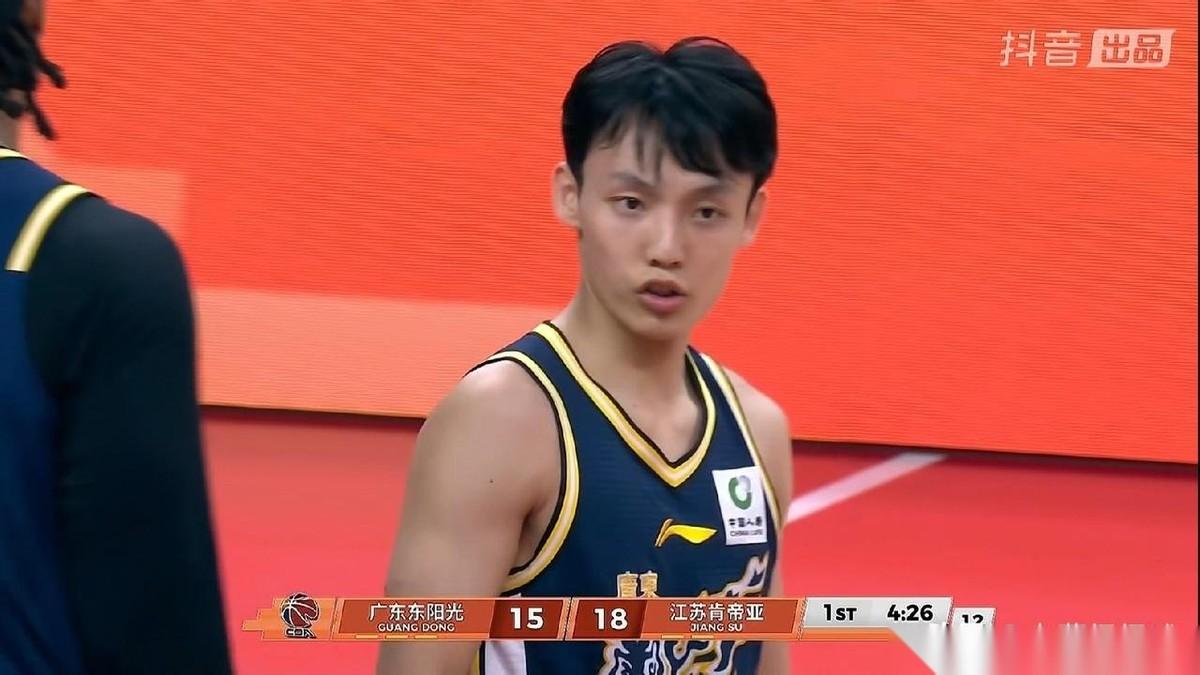 广东东阳光球星徐杰的状态真是太让人惊喜了！在今天广东东阳光主场迎战江苏肯帝亚的比