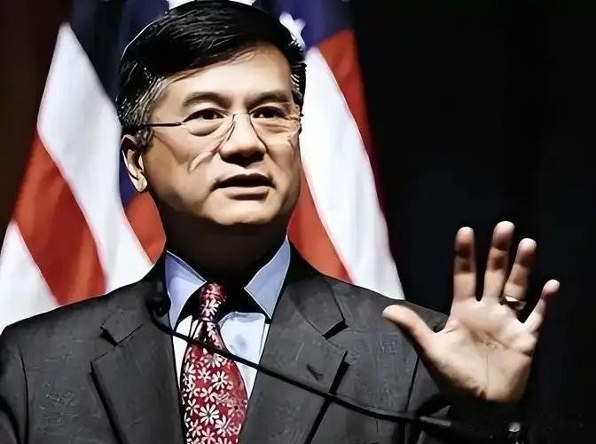 就差在脸上写着捞金二字了！
当美国驻华大使时，骆家辉对中国态度强硬，各种刁难、傲