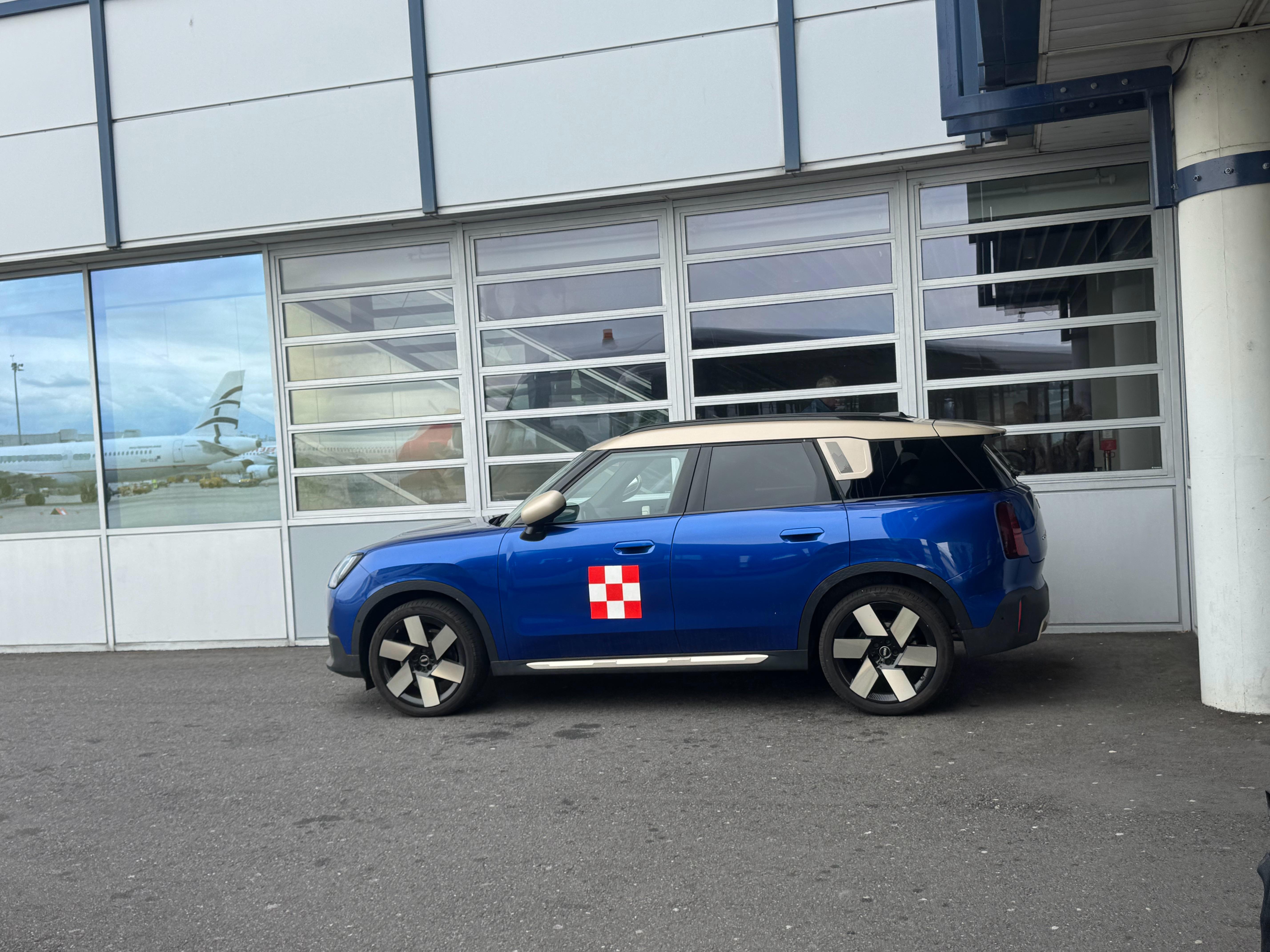 维也纳机场的场内工作车 MINI Country MAN李楠说道李楠说道大v聊车