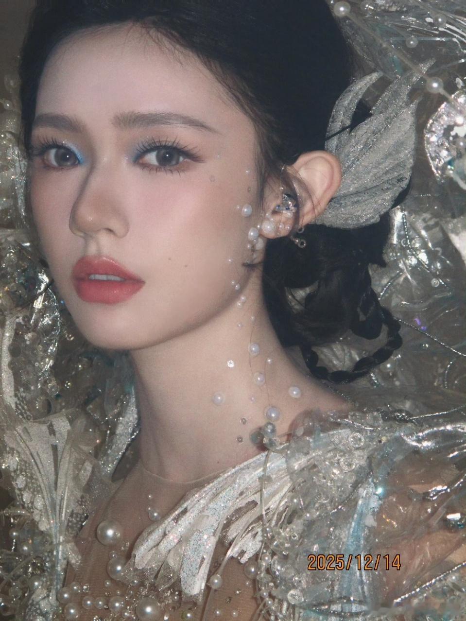 林允王亚飞给林允化的极地珠光妆王亚飞给林允画的极地珠光妆 林允的极地珠光妆好贵气