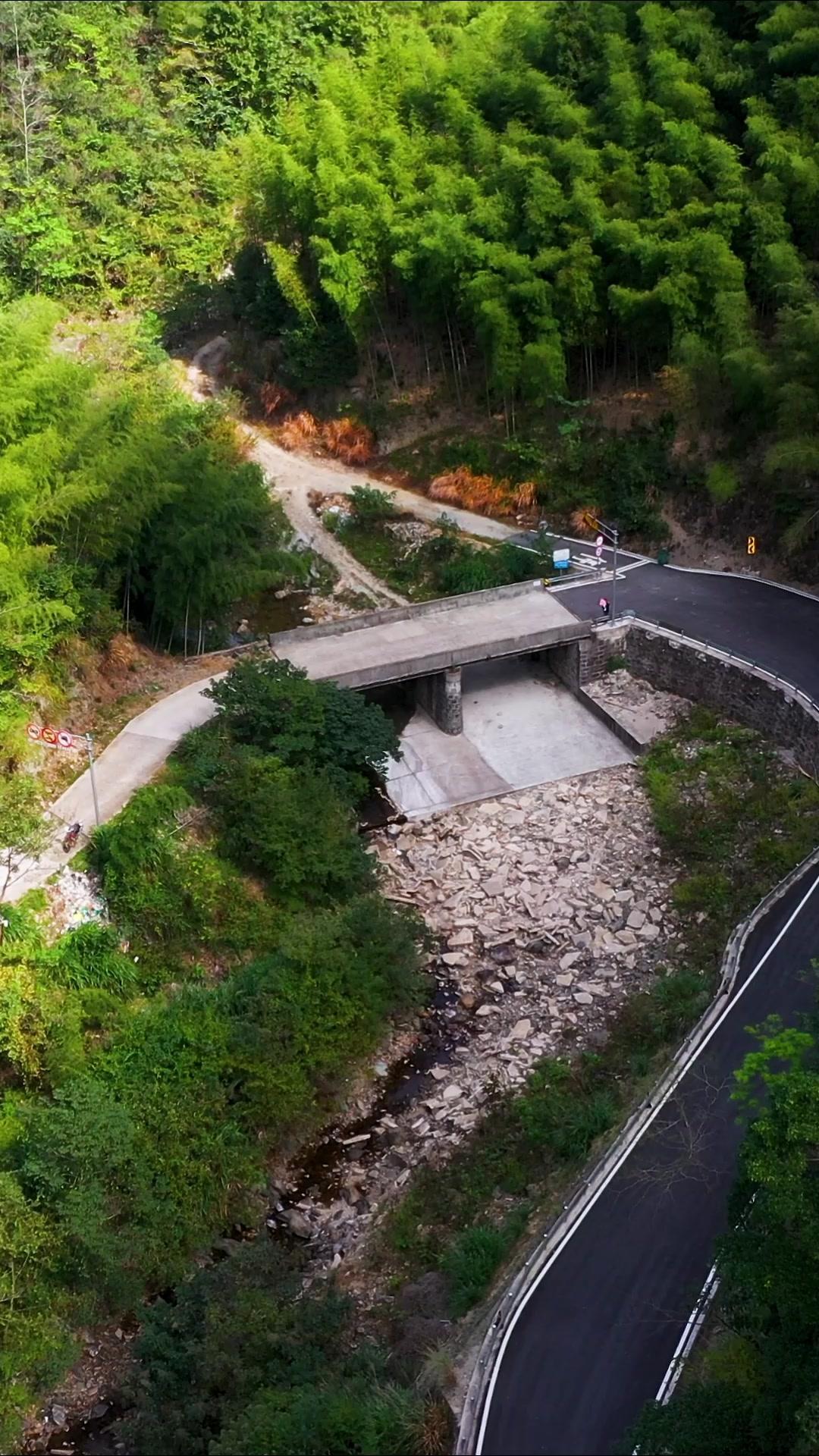 银板坑桥藏在宁海和天台交界的山坳里，崇山峻岭间，山路蜿蜒着通向这里。这座桥像个神