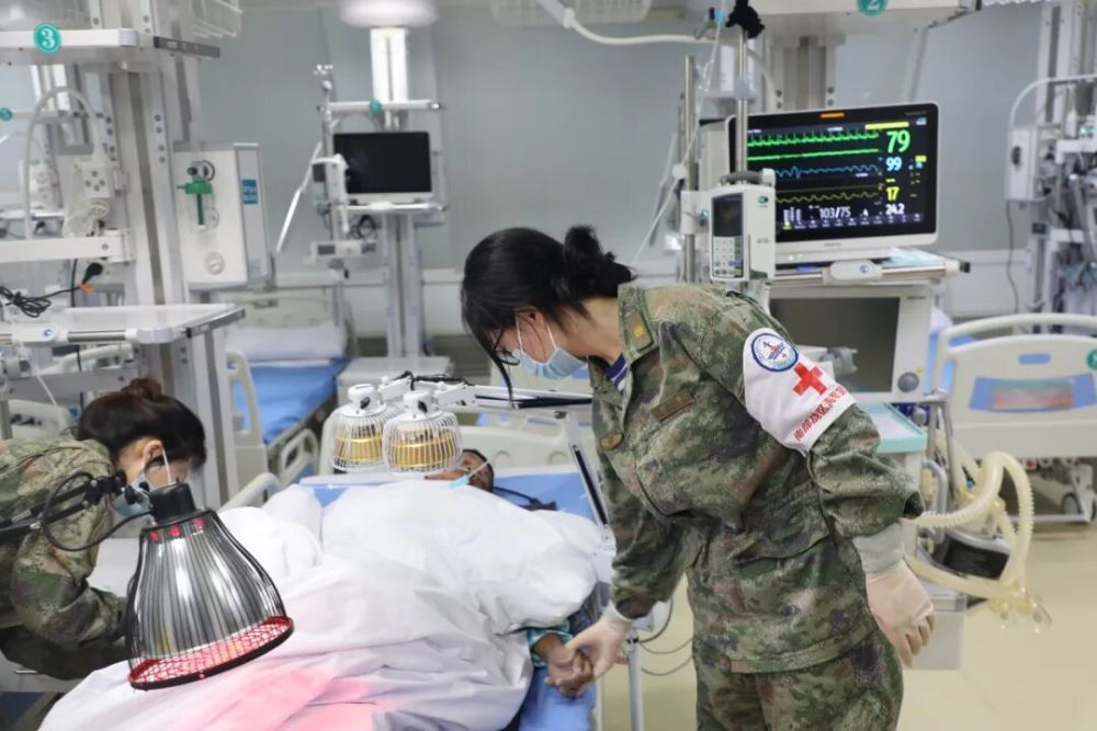 南部战区海军组织力量紧急救援越南籍遇险船舶7月25日19时许，南部战区海军接南海