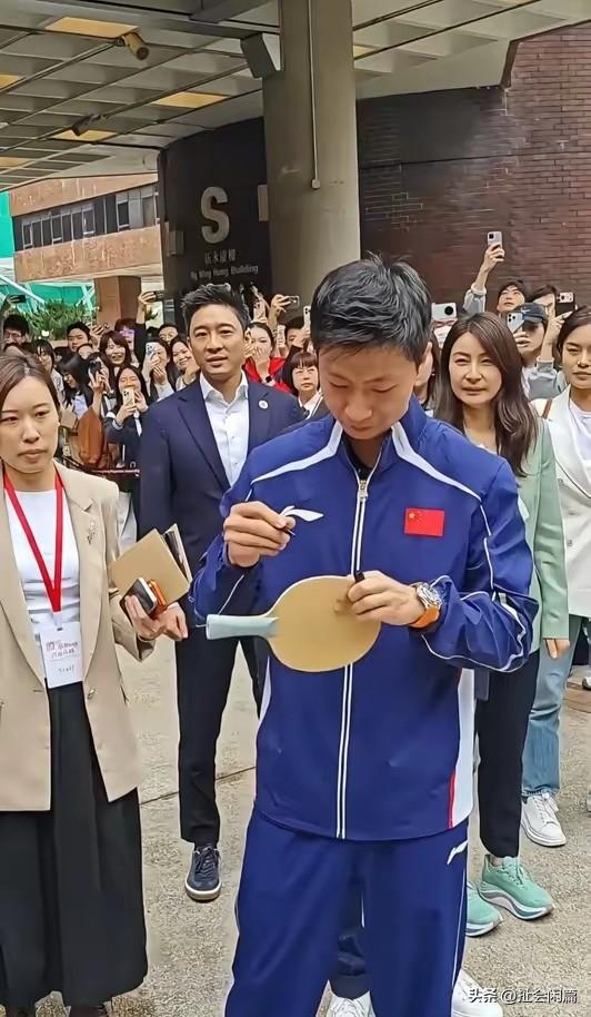 像这样风华正茂，爱党爱国的年轻人，在哪都会受到热烈的欢迎，这就是年轻人的榜样。