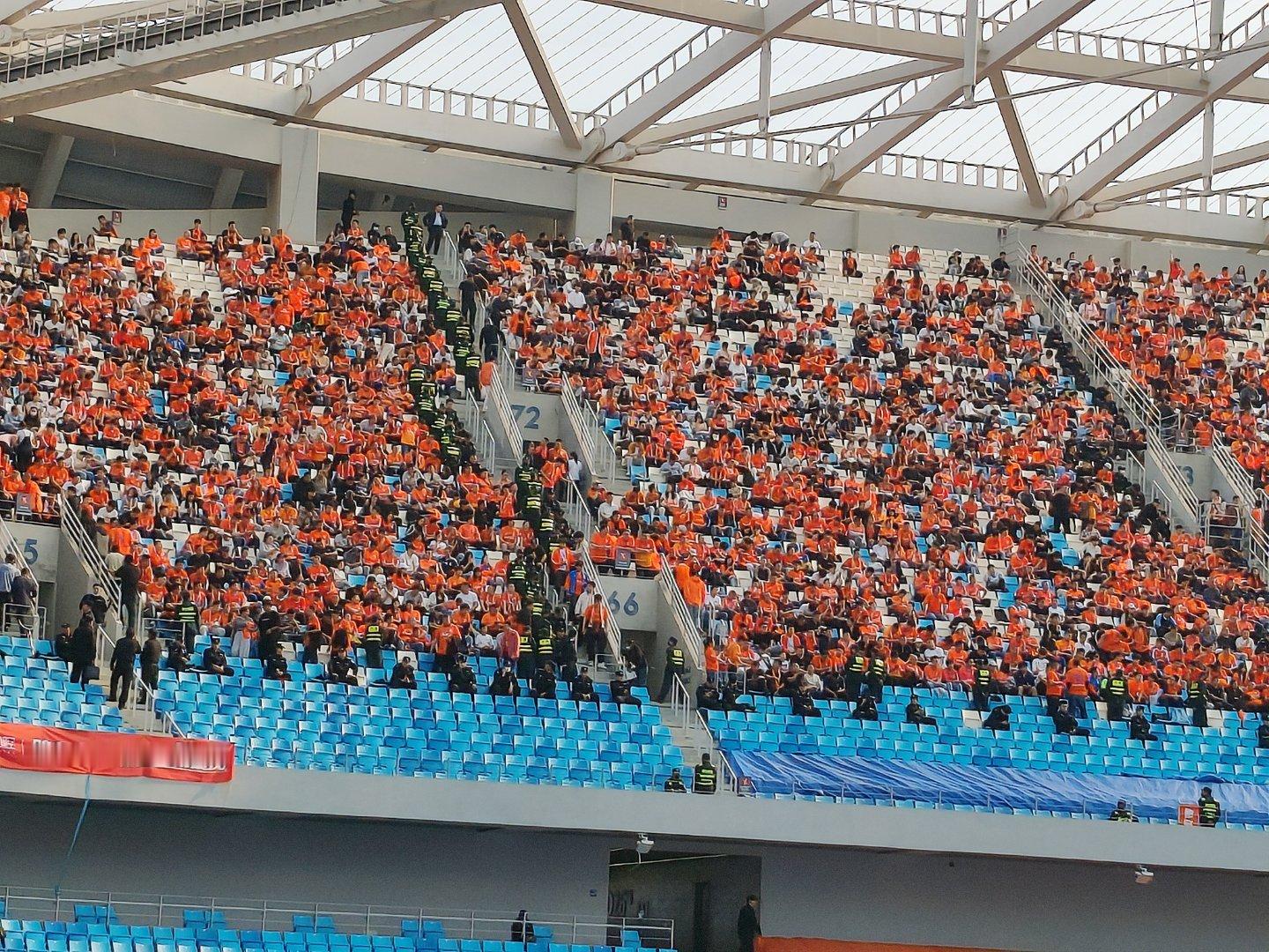 2026中超联赛青岛海牛vs山东泰山 鲁蜜们在青春足球场客队看台就位了。 青岛·