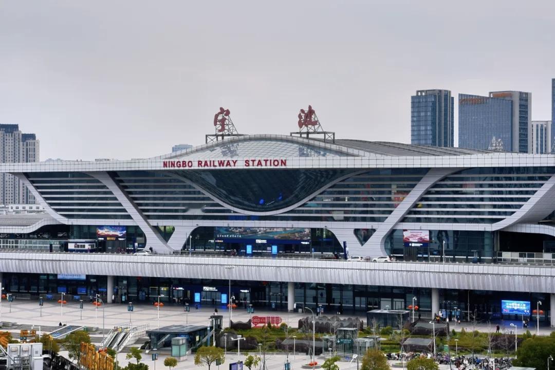 我觉得有一句话，说的非常好：“家不是讲理的地方，家是讲爱的地方。”每个人，为了工