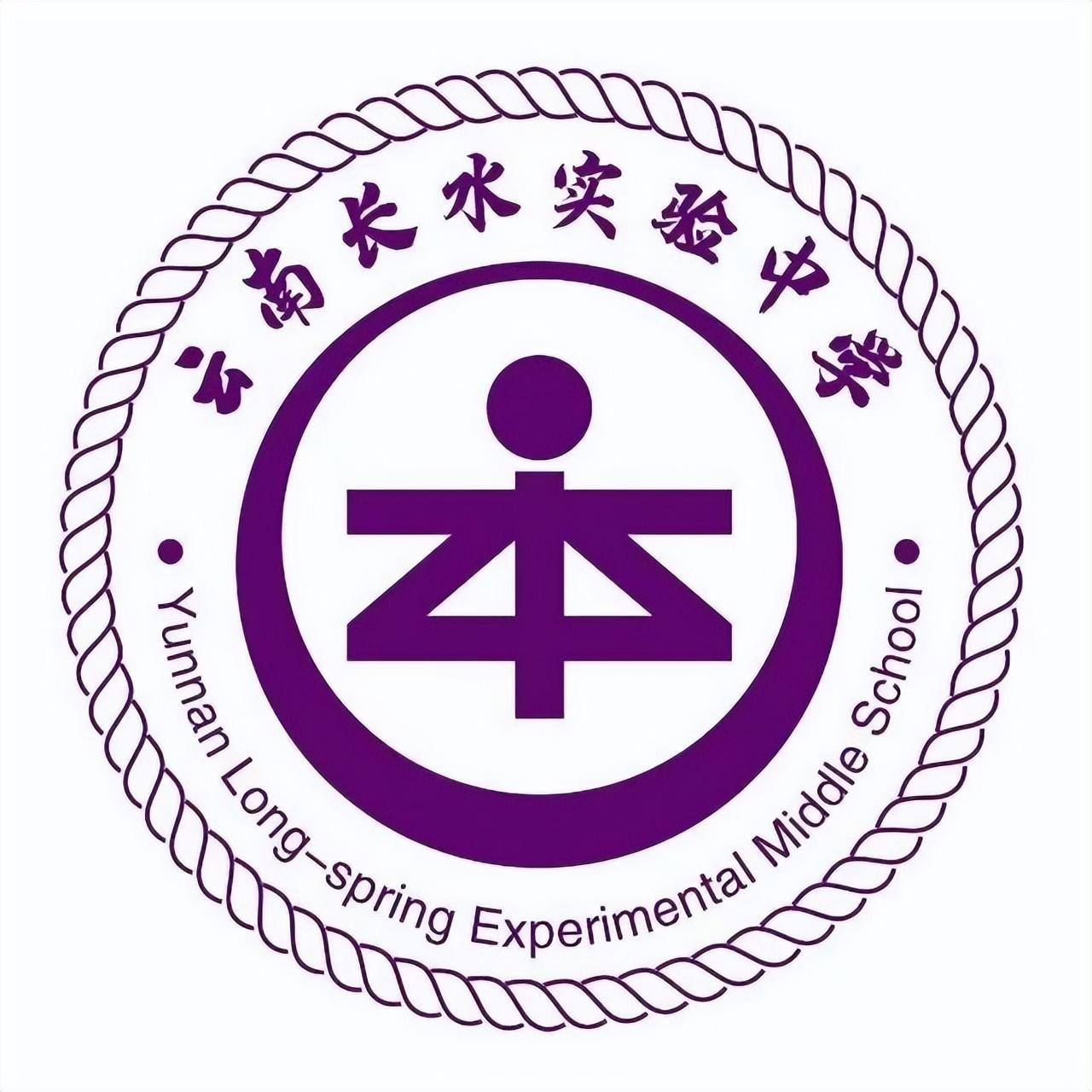 很多人都认为这个校徽设计欠佳，它似乎暗藏两个比较敏感的字。其最初的设计理念本是“