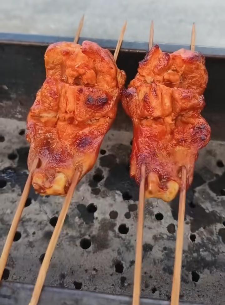 你吃过烤老鼠吗？你喜欢吃什么烧烤？
我最喜欢吃羊肉烧烤和烤糍粑，其他烧烤我就不喜