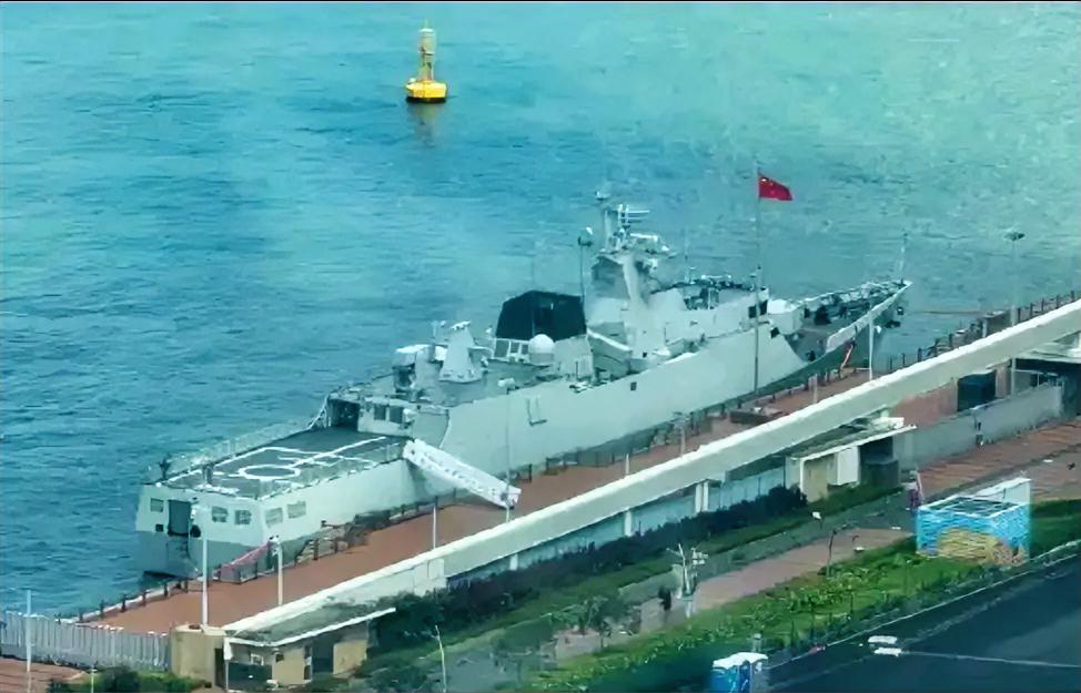画面是停靠香港中环军用码头的666宿迁舰，隶属驻港部队，属于056A轻型护卫舰。