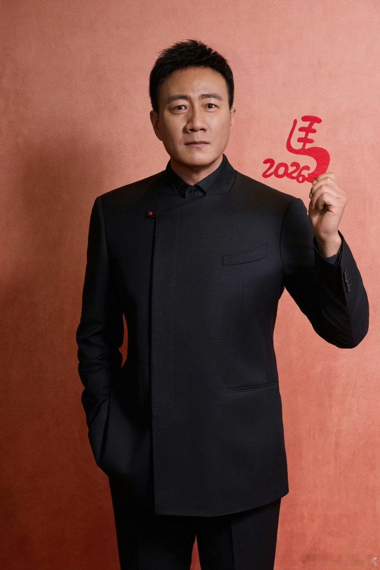 胡军问种草种几棵大哥小助理 胡军追问要种几棵草的时候我看到了我爸学用智能手机的样