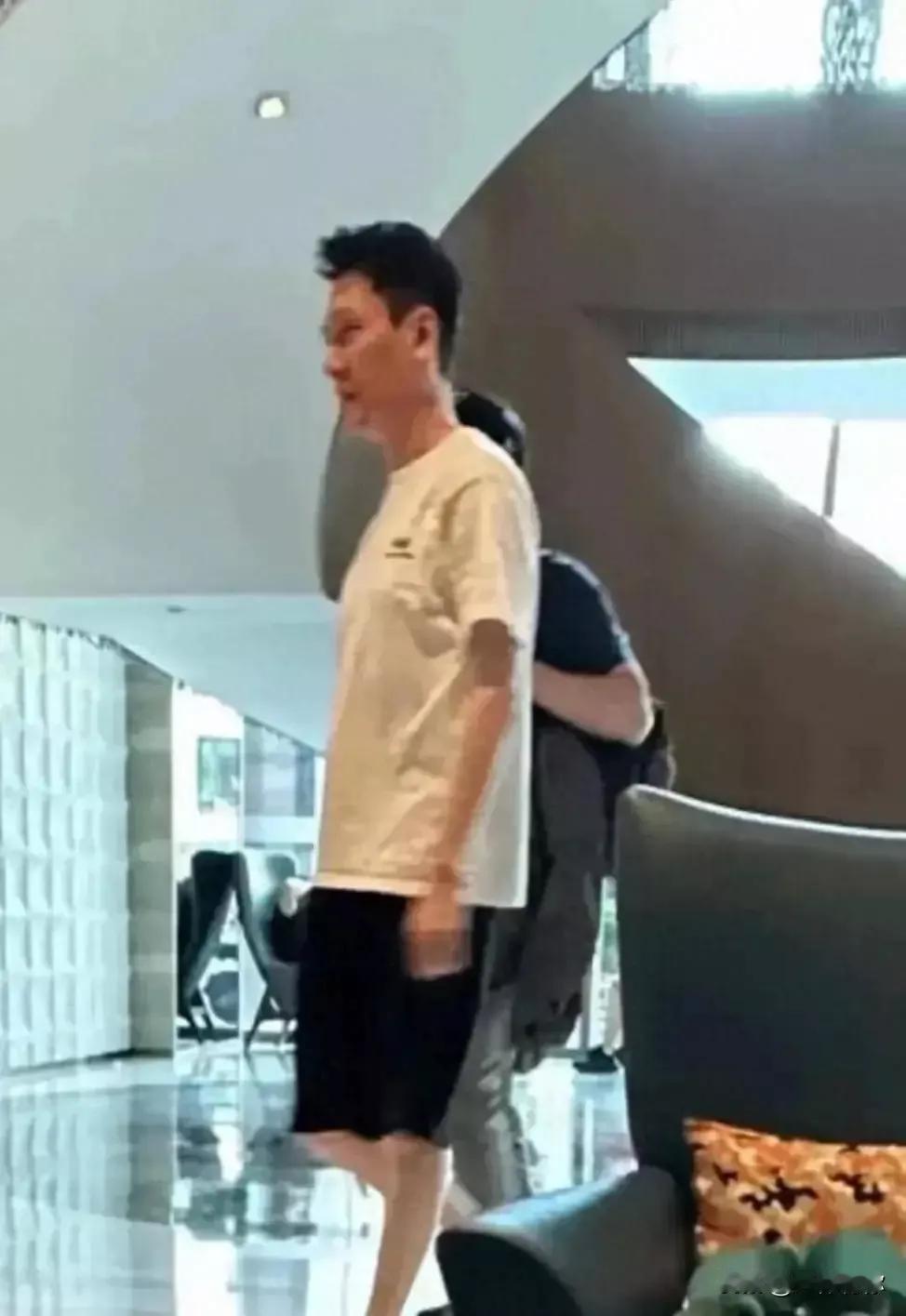 最近，有网友在上海售楼处偶遇冯绍峰，这一消息迅速在网上引发热议。照片中的冯绍峰身