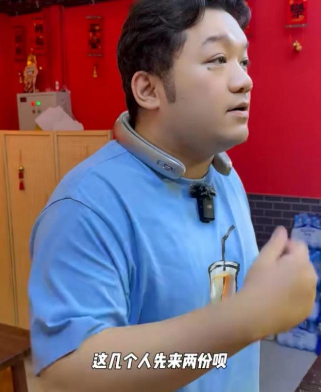 尤浩然在沈阳询问两份烤冷面的价格，老板先报“258元”，随后改口“256元”。听