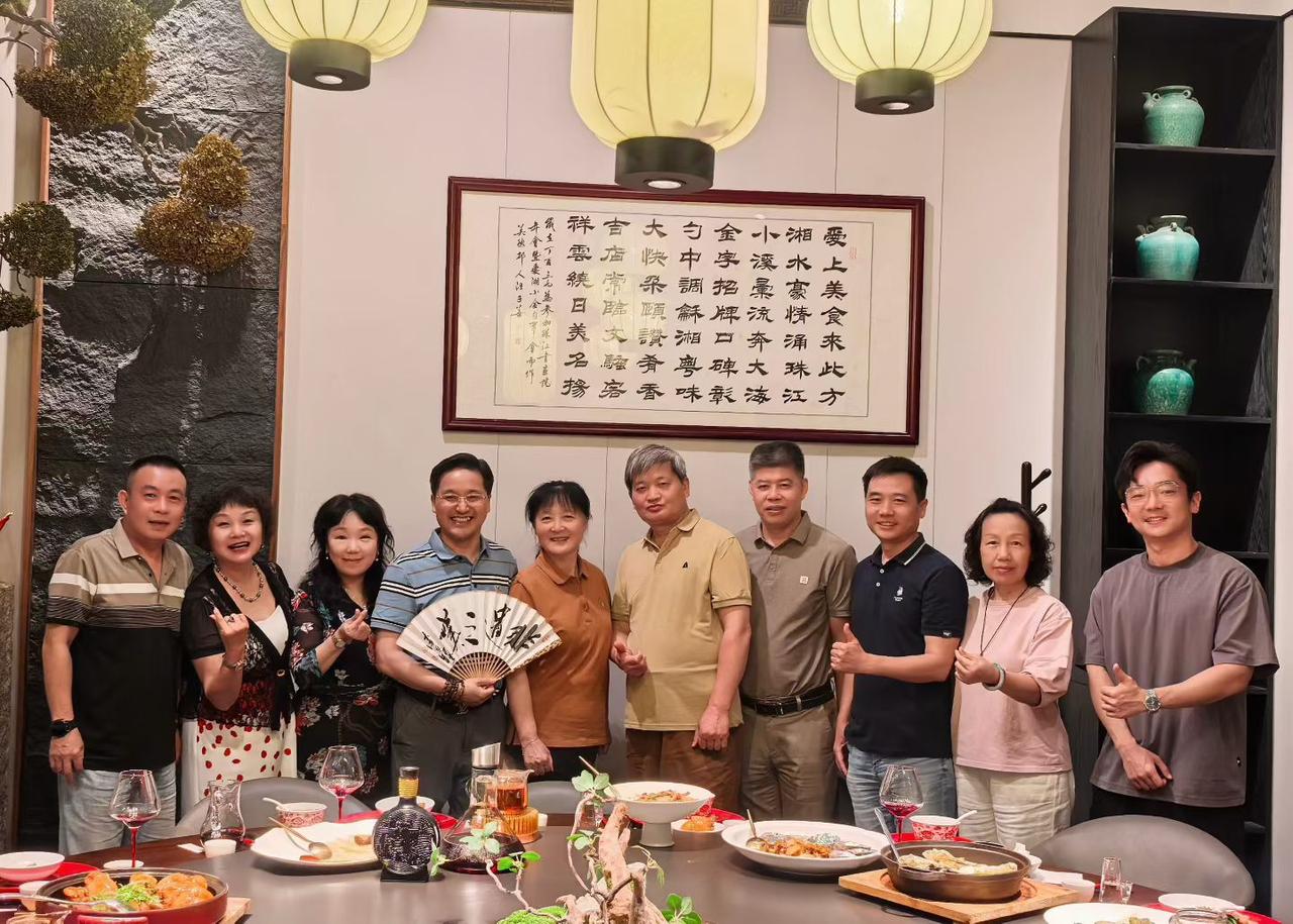 梅溪大院。百年梅溪古院藏双味，粤菜清鲜承海韵，湘菜热辣载山香，一院尽揽南北舌尖风