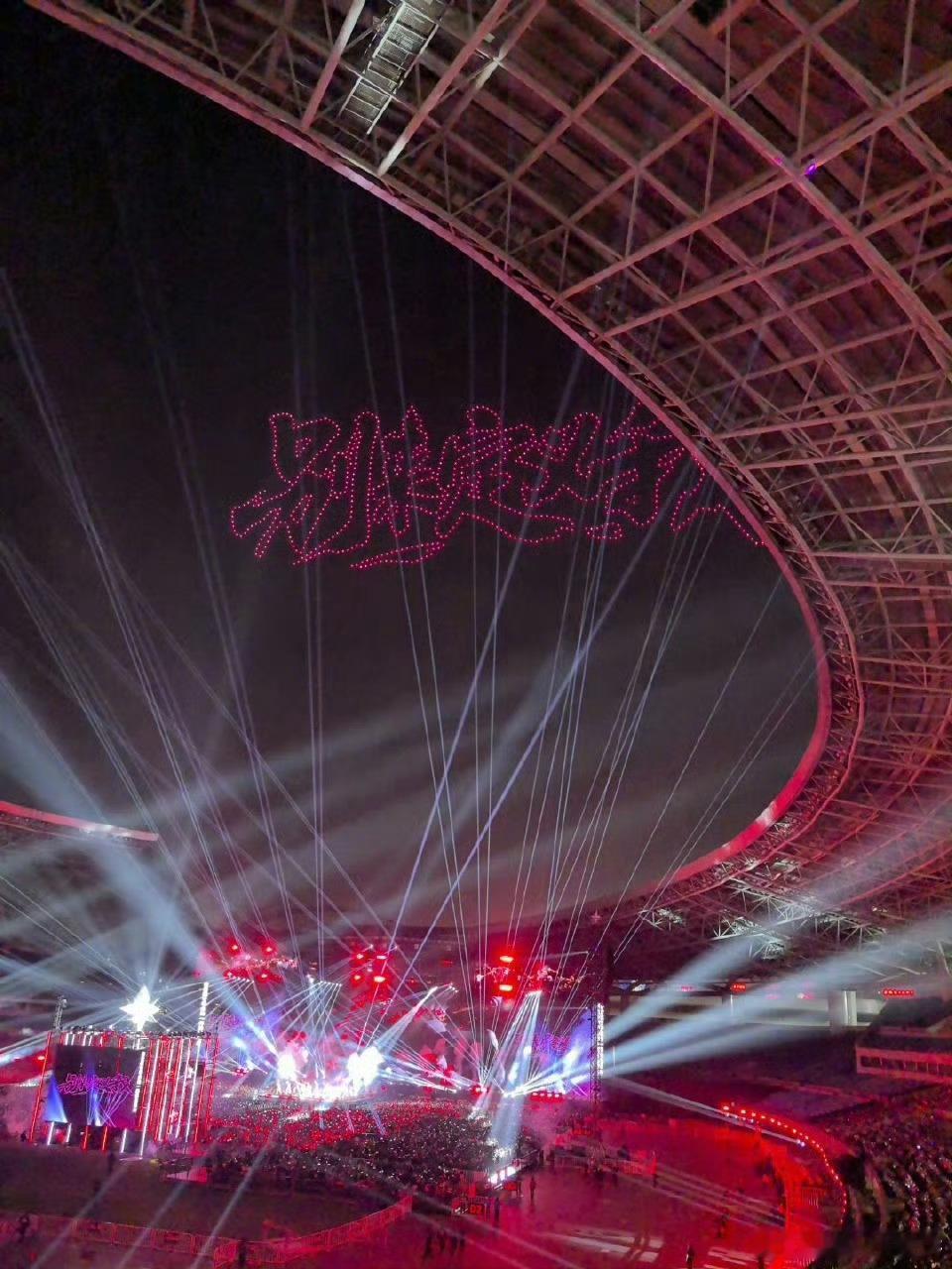 周深合肥演唱会把天空当公屏，无人机打出“别来定义我”，歌声里唱着“别来定义你”，