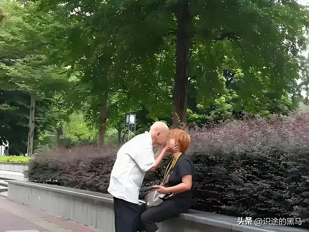 《暮春闲趣》

文/范圣嘉
 
大爷年高体魄骄，
公园起舞觅新交。
不怨前妻尘缘