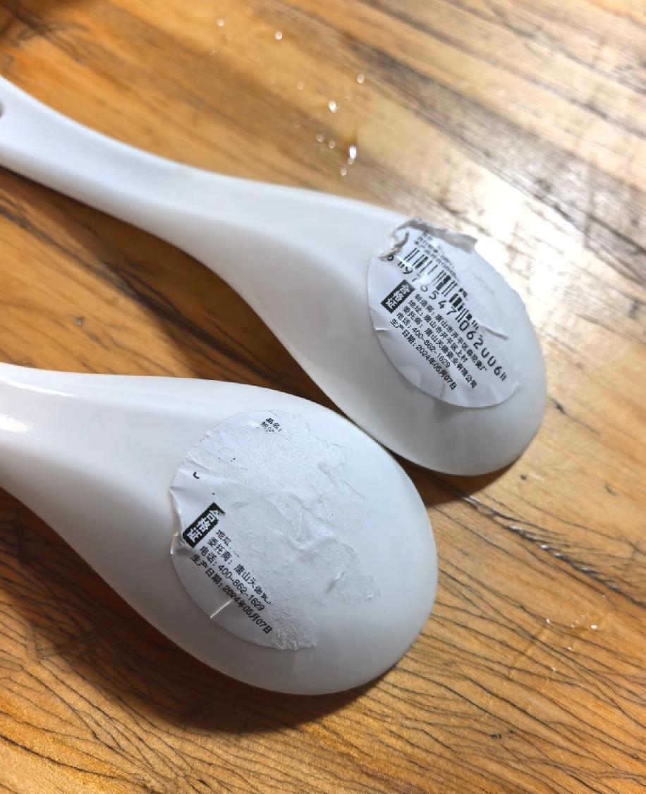 真的巨烦餐具上的这种标签，有没有同款吐槽的？连续两次买到的餐具，都被贴了这种抠都