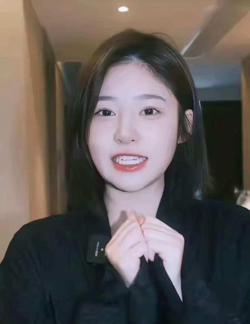 黄一鸣应该挺后悔的吧，
毕竟自己好不容易立好的，
好女人好妈妈的人设还没开始赚一