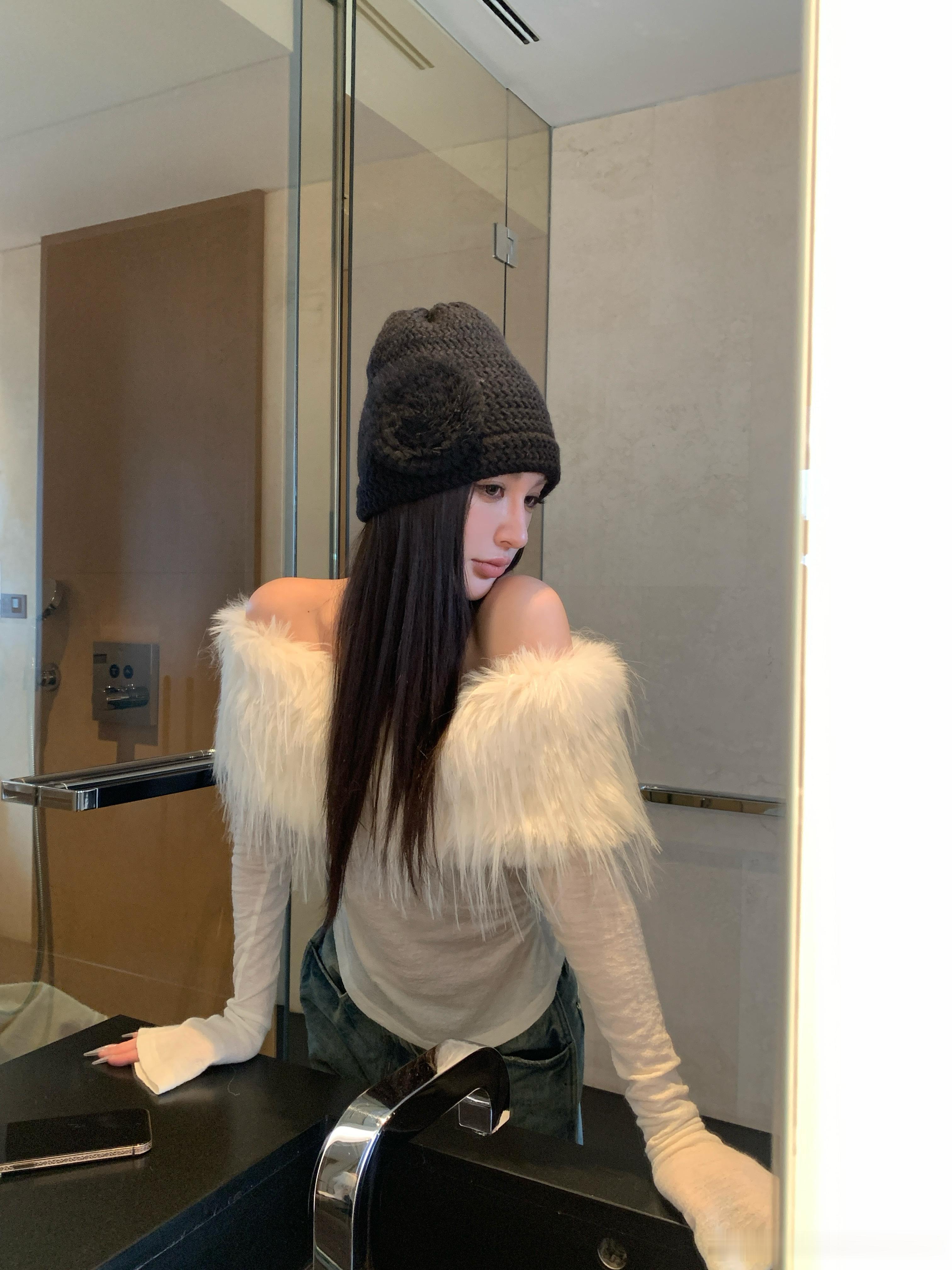 每到冬天就想给衣橱增添些温暖的辣妹上衣[doge]毛毛领一字肩T恤修身收腰非常有