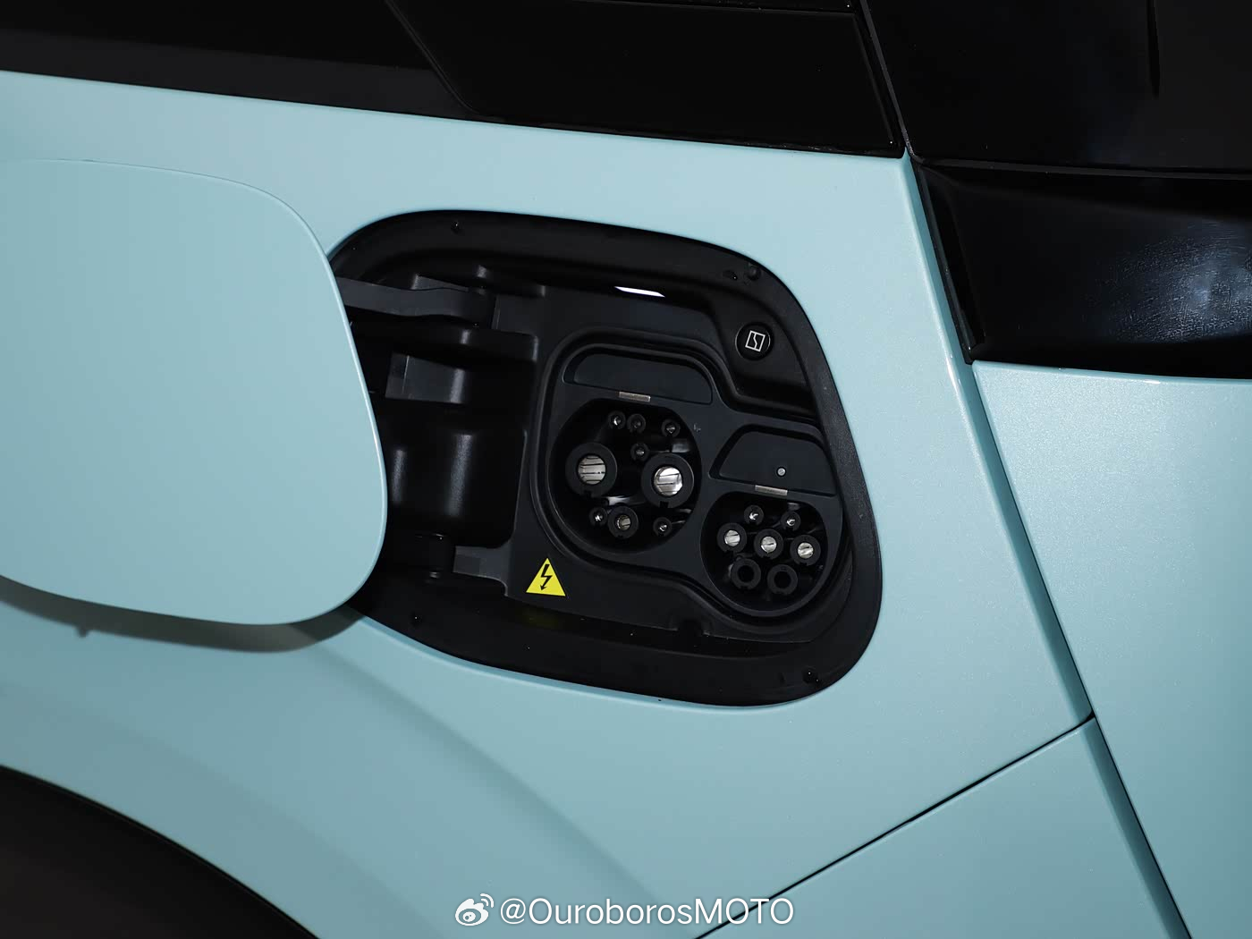 原来mix的充电口盖思路也给9X用了，挺好mix属实是极氪的臭鼬工厂车型，属于技