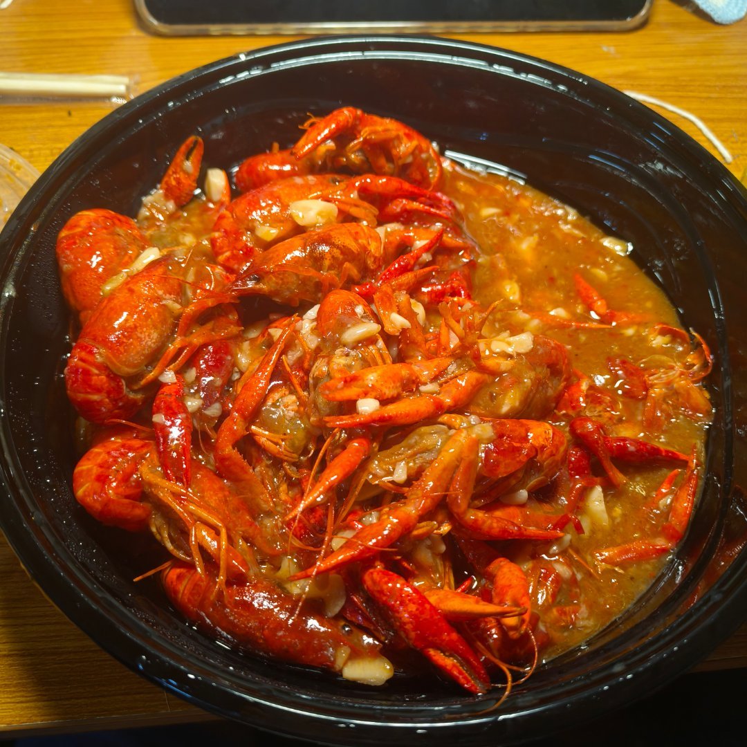 我今天为了迎接海虾真的买了三斤小龙虾回宿舍吃 