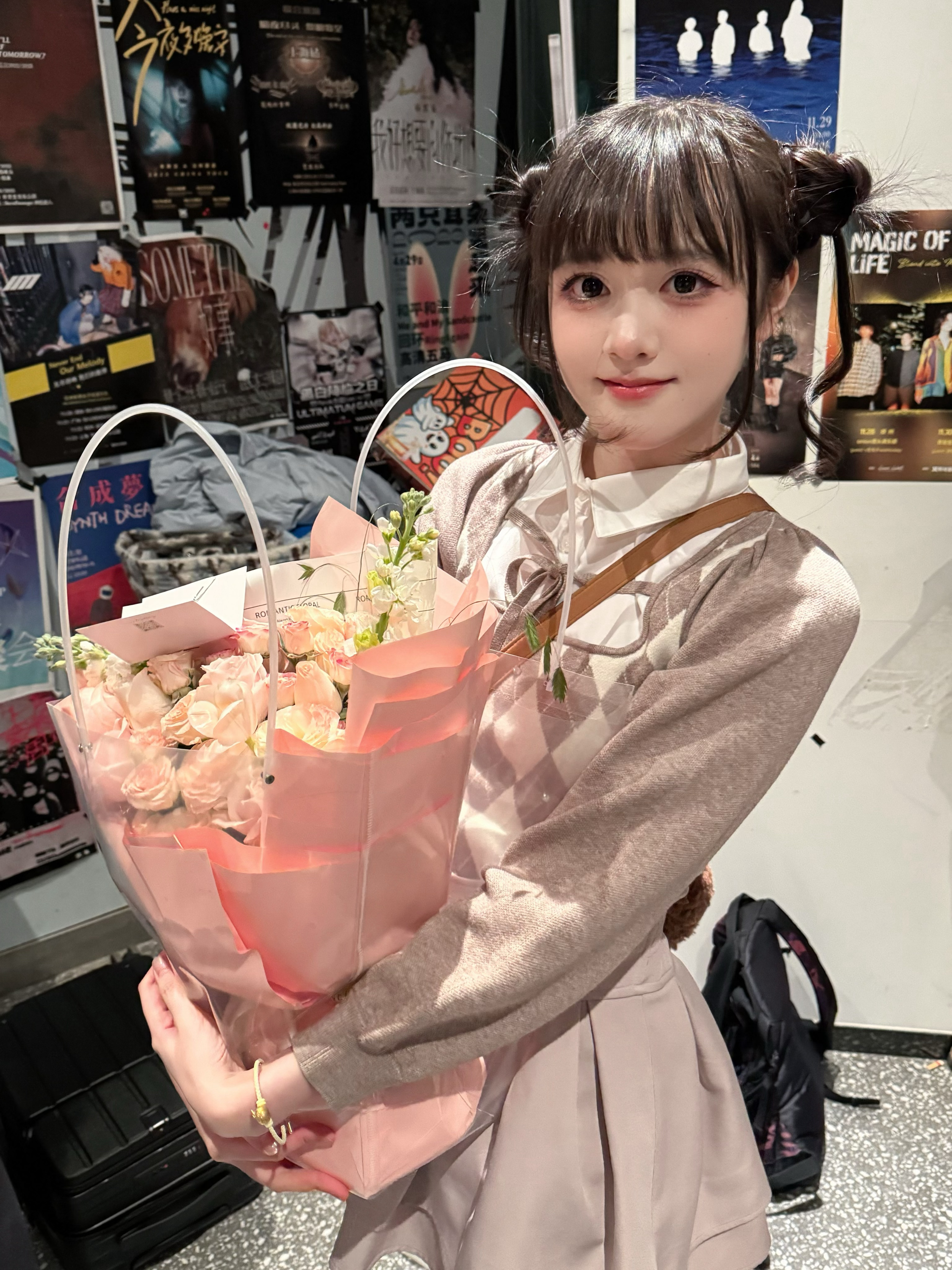 雯子哥的出道两百天达成！今天看到台下观众那么多特别开心然后也有好多来见我的小宝宝