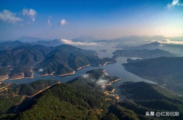 尤溪县，又名沈溪。因境内同名溪流尤溪而得名。
尤溪县是福建省首个获得联合国地名专