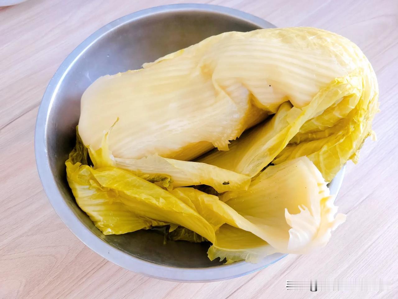 中午炖了一锅酸菜冻豆腐粉条，闷了一锅大米和小米两掺的二米饭，吃的真香。北方的秋冬