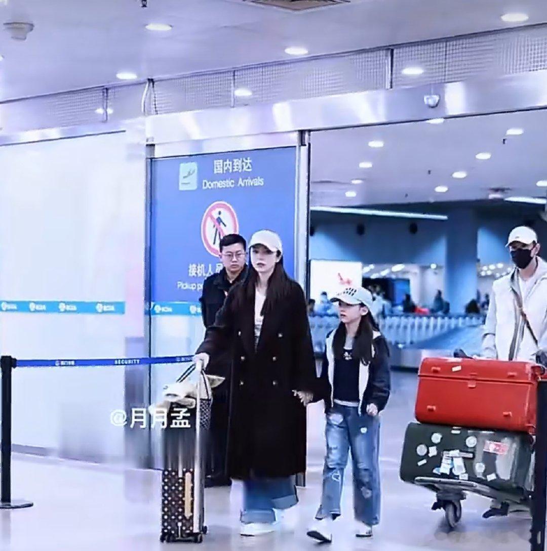 董璇张维伊带小酒窝回北京温馨又治愈的画面，董璇和张维伊用心陪伴小酒窝，回京路上满